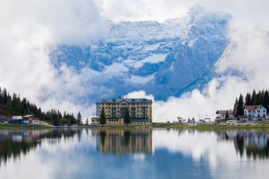 Misurina köyünün panoramik sabah manzarası, Ulusal Park Tre Cime di Lavaredo, Konum Auronzo, Dolomiti Alps, Güney Tyrol, İtalya, Avrupa. Misurina Gölü 'nün renkli yaz sahnesi.