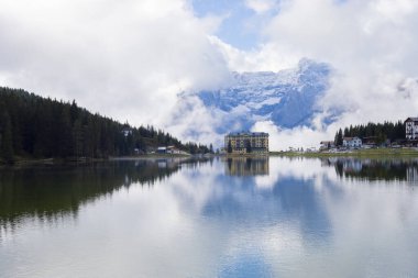 Misurina köyünün panoramik sabah manzarası, Ulusal Park Tre Cime di Lavaredo, Konum Auronzo, Dolomiti Alps, Güney Tyrol, İtalya, Avrupa. Misurina Gölü 'nün renkli yaz sahnesi.