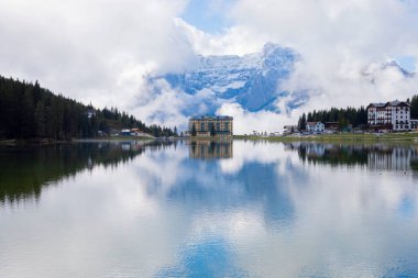 Misurina köyünün panoramik sabah manzarası, Ulusal Park Tre Cime di Lavaredo, Konum Auronzo, Dolomiti Alps, Güney Tyrol, İtalya, Avrupa. Misurina Gölü 'nün renkli yaz sahnesi.