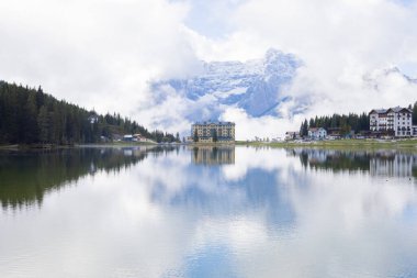 Misurina köyünün panoramik sabah manzarası, Ulusal Park Tre Cime di Lavaredo, Konum Auronzo, Dolomiti Alps, Güney Tyrol, İtalya, Avrupa. Misurina Gölü 'nün renkli yaz sahnesi.