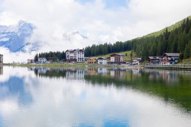 Misurina köyünün panoramik sabah manzarası, Ulusal Park Tre Cime di Lavaredo, Konum Auronzo, Dolomiti Alps, Güney Tyrol, İtalya, Avrupa. Misurina Gölü 'nün renkli yaz sahnesi.