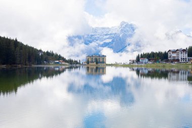 Misurina köyünün panoramik sabah manzarası, Ulusal Park Tre Cime di Lavaredo, Konum Auronzo, Dolomiti Alps, Güney Tyrol, İtalya, Avrupa. Misurina Gölü 'nün renkli yaz sahnesi.