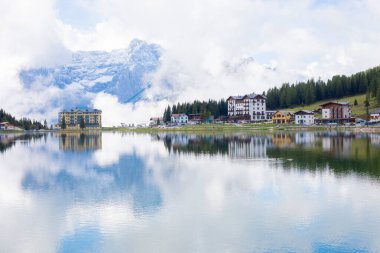 Misurina köyünün panoramik sabah manzarası, Ulusal Park Tre Cime di Lavaredo, Konum Auronzo, Dolomiti Alps, Güney Tyrol, İtalya, Avrupa. Misurina Gölü 'nün renkli yaz sahnesi.