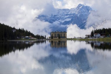 Misurina köyünün panoramik sabah manzarası, Ulusal Park Tre Cime di Lavaredo, Konum Auronzo, Dolomiti Alps, Güney Tyrol, İtalya, Avrupa. Misurina Gölü 'nün renkli yaz sahnesi.