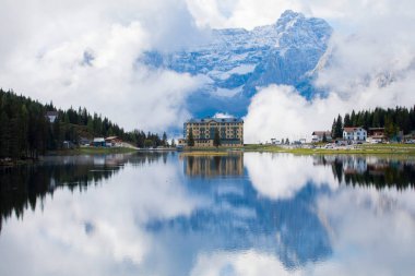 Misurina köyünün panoramik sabah manzarası, Ulusal Park Tre Cime di Lavaredo, Konum Auronzo, Dolomiti Alps, Güney Tyrol, İtalya, Avrupa. Misurina Gölü 'nün renkli yaz sahnesi.
