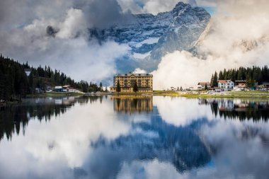 Misurina köyünün panoramik sabah manzarası, Ulusal Park Tre Cime di Lavaredo, Konum Auronzo, Dolomiti Alps, Güney Tyrol, İtalya, Avrupa. Misurina Gölü 'nün renkli yaz sahnesi.
