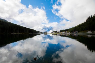 Misurina köyünün panoramik sabah manzarası, Ulusal Park Tre Cime di Lavaredo, Konum Auronzo, Dolomiti Alps, Güney Tyrol, İtalya, Avrupa. Misurina Gölü 'nün renkli yaz sahnesi.