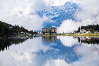 Misurina köyünün panoramik sabah manzarası, Ulusal Park Tre Cime di Lavaredo, Konum Auronzo, Dolomiti Alps, Güney Tyrol, İtalya, Avrupa. Misurina Gölü 'nün renkli yaz sahnesi.
