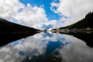 Misurina köyünün panoramik sabah manzarası, Ulusal Park Tre Cime di Lavaredo, Konum Auronzo, Dolomiti Alps, Güney Tyrol, İtalya, Avrupa. Misurina Gölü 'nün renkli yaz sahnesi.