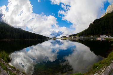 Misurina köyünün panoramik sabah manzarası, Ulusal Park Tre Cime di Lavaredo, Konum Auronzo, Dolomiti Alps, Güney Tyrol, İtalya, Avrupa. Misurina Gölü 'nün renkli yaz sahnesi.