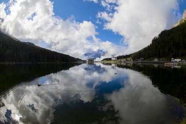 Misurina köyünün panoramik sabah manzarası, Ulusal Park Tre Cime di Lavaredo, Konum Auronzo, Dolomiti Alps, Güney Tyrol, İtalya, Avrupa. Misurina Gölü 'nün renkli yaz sahnesi.