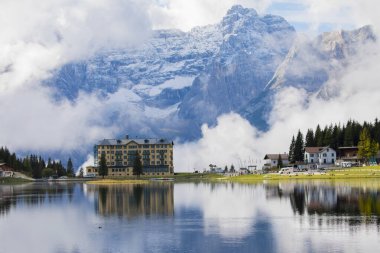 Misurina köyünün panoramik sabah manzarası, Ulusal Park Tre Cime di Lavaredo, Konum Auronzo, Dolomiti Alps, Güney Tyrol, İtalya, Avrupa. Misurina Gölü 'nün renkli yaz sahnesi.