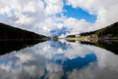 Misurina köyünün panoramik sabah manzarası, Ulusal Park Tre Cime di Lavaredo, Konum Auronzo, Dolomiti Alps, Güney Tyrol, İtalya, Avrupa. Misurina Gölü 'nün renkli yaz sahnesi.