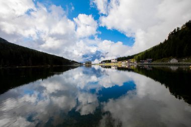 Misurina köyünün panoramik sabah manzarası, Ulusal Park Tre Cime di Lavaredo, Konum Auronzo, Dolomiti Alps, Güney Tyrol, İtalya, Avrupa. Misurina Gölü 'nün renkli yaz sahnesi.