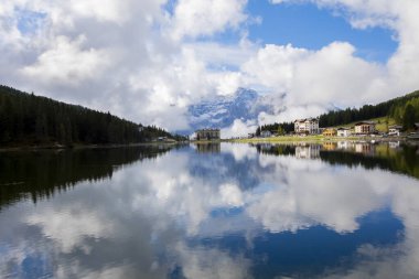 Misurina köyünün panoramik sabah manzarası, Ulusal Park Tre Cime di Lavaredo, Konum Auronzo, Dolomiti Alps, Güney Tyrol, İtalya, Avrupa. Misurina Gölü 'nün renkli yaz sahnesi.