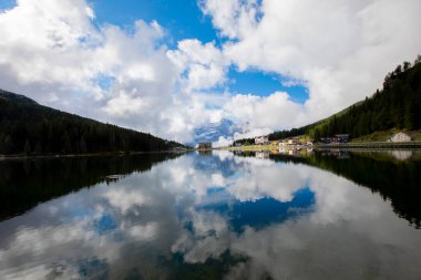 Misurina köyünün panoramik sabah manzarası, Ulusal Park Tre Cime di Lavaredo, Konum Auronzo, Dolomiti Alps, Güney Tyrol, İtalya, Avrupa. Misurina Gölü 'nün renkli yaz sahnesi.