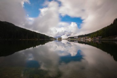 Misurina köyünün panoramik sabah manzarası, Ulusal Park Tre Cime di Lavaredo, Konum Auronzo, Dolomiti Alps, Güney Tyrol, İtalya, Avrupa. Misurina Gölü 'nün renkli yaz sahnesi.