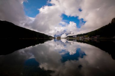 Misurina köyünün panoramik sabah manzarası, Ulusal Park Tre Cime di Lavaredo, Konum Auronzo, Dolomiti Alps, Güney Tyrol, İtalya, Avrupa. Misurina Gölü 'nün renkli yaz sahnesi.