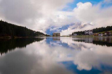 Misurina köyünün panoramik sabah manzarası, Ulusal Park Tre Cime di Lavaredo, Konum Auronzo, Dolomiti Alps, Güney Tyrol, İtalya, Avrupa. Misurina Gölü 'nün renkli yaz sahnesi.