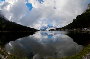Misurina köyünün panoramik sabah manzarası, Ulusal Park Tre Cime di Lavaredo, Konum Auronzo, Dolomiti Alps, Güney Tyrol, İtalya, Avrupa. Misurina Gölü 'nün renkli yaz sahnesi.