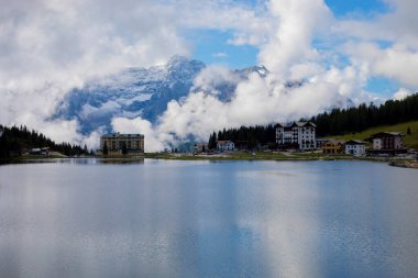 Misurina köyünün panoramik sabah manzarası, Ulusal Park Tre Cime di Lavaredo, Konum Auronzo, Dolomiti Alps, Güney Tyrol, İtalya, Avrupa. Misurina Gölü 'nün renkli yaz sahnesi.