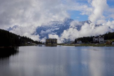 Misurina köyünün panoramik sabah manzarası, Ulusal Park Tre Cime di Lavaredo, Konum Auronzo, Dolomiti Alps, Güney Tyrol, İtalya, Avrupa. Misurina Gölü 'nün renkli yaz sahnesi.
