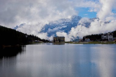 Misurina köyünün panoramik sabah manzarası, Ulusal Park Tre Cime di Lavaredo, Konum Auronzo, Dolomiti Alps, Güney Tyrol, İtalya, Avrupa. Misurina Gölü 'nün renkli yaz sahnesi.