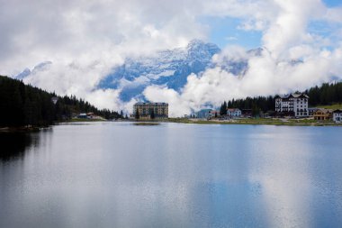 Misurina köyünün panoramik sabah manzarası, Ulusal Park Tre Cime di Lavaredo, Konum Auronzo, Dolomiti Alps, Güney Tyrol, İtalya, Avrupa. Misurina Gölü 'nün renkli yaz sahnesi.