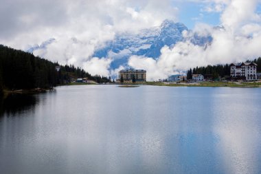 Misurina köyünün panoramik sabah manzarası, Ulusal Park Tre Cime di Lavaredo, Konum Auronzo, Dolomiti Alps, Güney Tyrol, İtalya, Avrupa. Misurina Gölü 'nün renkli yaz sahnesi.