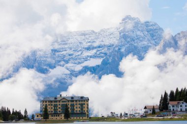 Misurina köyünün panoramik sabah manzarası, Ulusal Park Tre Cime di Lavaredo, Konum Auronzo, Dolomiti Alps, Güney Tyrol, İtalya, Avrupa. Misurina Gölü 'nün renkli yaz sahnesi.