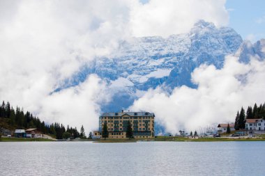 Misurina köyünün panoramik sabah manzarası, Ulusal Park Tre Cime di Lavaredo, Konum Auronzo, Dolomiti Alps, Güney Tyrol, İtalya, Avrupa. Misurina Gölü 'nün renkli yaz sahnesi.