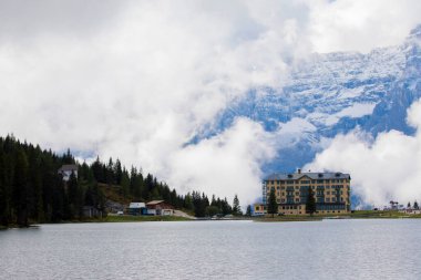 Misurina köyünün panoramik sabah manzarası, Ulusal Park Tre Cime di Lavaredo, Konum Auronzo, Dolomiti Alps, Güney Tyrol, İtalya, Avrupa. Misurina Gölü 'nün renkli yaz sahnesi.