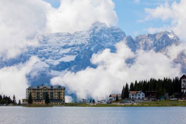 Misurina köyünün panoramik sabah manzarası, Ulusal Park Tre Cime di Lavaredo, Konum Auronzo, Dolomiti Alps, Güney Tyrol, İtalya, Avrupa. Misurina Gölü 'nün renkli yaz sahnesi.