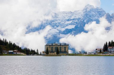 Misurina köyünün panoramik sabah manzarası, Ulusal Park Tre Cime di Lavaredo, Konum Auronzo, Dolomiti Alps, Güney Tyrol, İtalya, Avrupa. Misurina Gölü 'nün renkli yaz sahnesi.