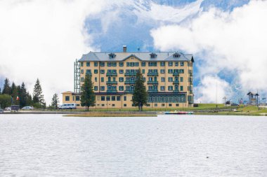 Misurina köyünün panoramik sabah manzarası, Ulusal Park Tre Cime di Lavaredo, Konum Auronzo, Dolomiti Alps, Güney Tyrol, İtalya, Avrupa. Misurina Gölü 'nün renkli yaz sahnesi.