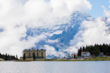 Misurina köyünün panoramik sabah manzarası, Ulusal Park Tre Cime di Lavaredo, Konum Auronzo, Dolomiti Alps, Güney Tyrol, İtalya, Avrupa. Misurina Gölü 'nün renkli yaz sahnesi.