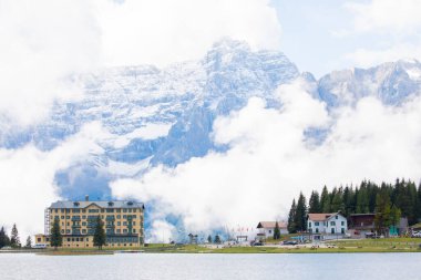 Misurina köyünün panoramik sabah manzarası, Ulusal Park Tre Cime di Lavaredo, Konum Auronzo, Dolomiti Alps, Güney Tyrol, İtalya, Avrupa. Misurina Gölü 'nün renkli yaz sahnesi.
