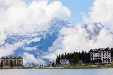 Misurina köyünün panoramik sabah manzarası, Ulusal Park Tre Cime di Lavaredo, Konum Auronzo, Dolomiti Alps, Güney Tyrol, İtalya, Avrupa. Misurina Gölü 'nün renkli yaz sahnesi.