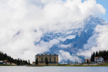 Misurina köyünün panoramik sabah manzarası, Ulusal Park Tre Cime di Lavaredo, Konum Auronzo, Dolomiti Alps, Güney Tyrol, İtalya, Avrupa. Misurina Gölü 'nün renkli yaz sahnesi.