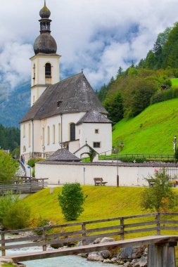 Berchtesgaden Ulusal Parkı, Almanya. Ramsau köyündeki Aziz Sebastian Kilisesi.