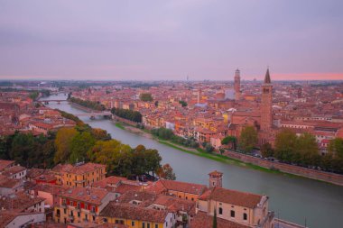Ponte pietra (taş köprü) - 1. yüzyıl b.c. - en eski Roma anıt verona (unesco dünya mirası) ve adige Nehri, veneto, İtalya