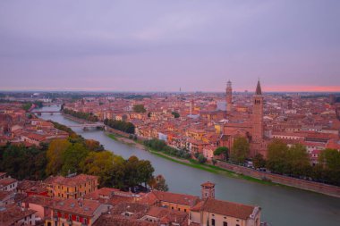 Ponte pietra (taş köprü) - 1. yüzyıl b.c. - en eski Roma anıt verona (unesco dünya mirası) ve adige Nehri, veneto, İtalya