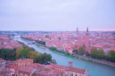 Ponte pietra (taş köprü) - 1. yüzyıl b.c. - en eski Roma anıt verona (unesco dünya mirası) ve adige Nehri, veneto, İtalya