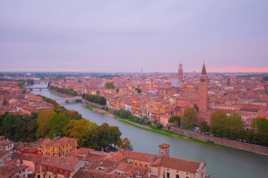Ponte pietra (taş köprü) - 1. yüzyıl b.c. - en eski Roma anıt verona (unesco dünya mirası) ve adige Nehri, veneto, İtalya