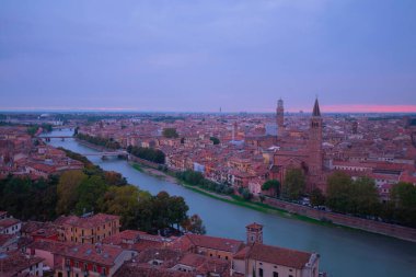 Ponte pietra (taş köprü) - 1. yüzyıl b.c. - en eski Roma anıt verona (unesco dünya mirası) ve adige Nehri, veneto, İtalya
