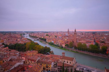 Ponte pietra (taş köprü) - 1. yüzyıl b.c. - en eski Roma anıt verona (unesco dünya mirası) ve adige Nehri, veneto, İtalya