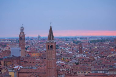 Ponte pietra (taş köprü) - 1. yüzyıl b.c. - en eski Roma anıt verona (unesco dünya mirası) ve adige Nehri, veneto, İtalya
