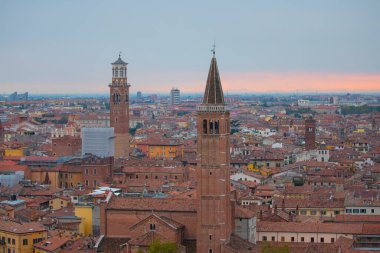 Ponte pietra (taş köprü) - 1. yüzyıl b.c. - en eski Roma anıt verona (unesco dünya mirası) ve adige Nehri, veneto, İtalya