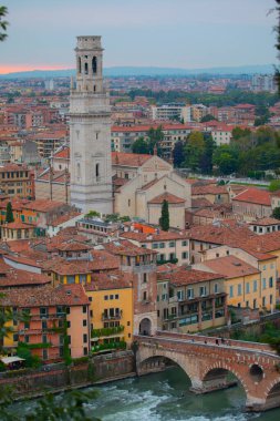 Ponte pietra (taş köprü) - 1. yüzyıl b.c. - en eski Roma anıt verona (unesco dünya mirası) ve adige Nehri, veneto, İtalya