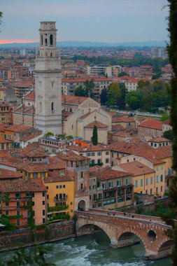 Ponte pietra (taş köprü) - 1. yüzyıl b.c. - en eski Roma anıt verona (unesco dünya mirası) ve adige Nehri, veneto, İtalya
